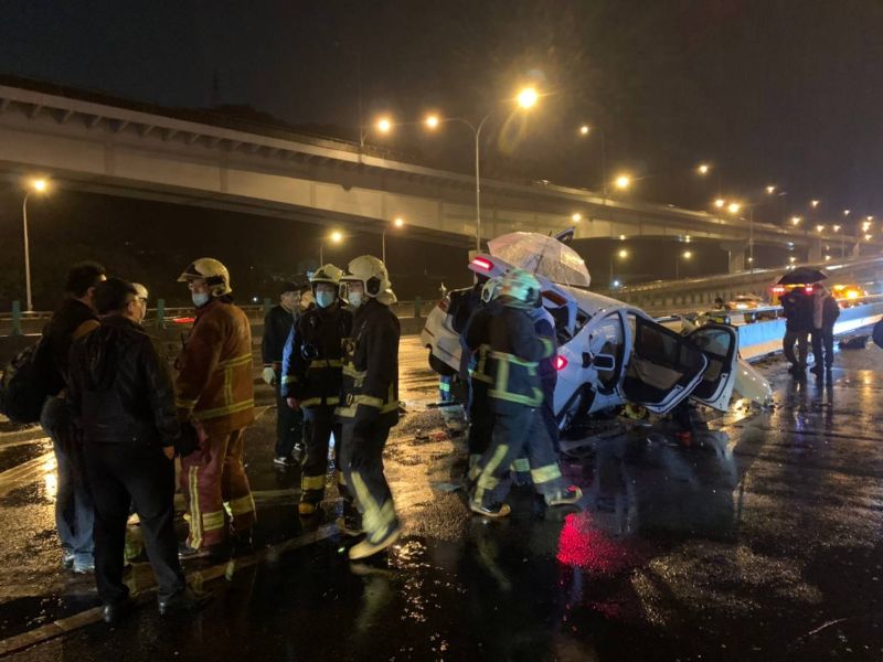 ▲BMW疑似高速自撞分隔島，車上3人均不治身亡。（圖／翻攝畫面）