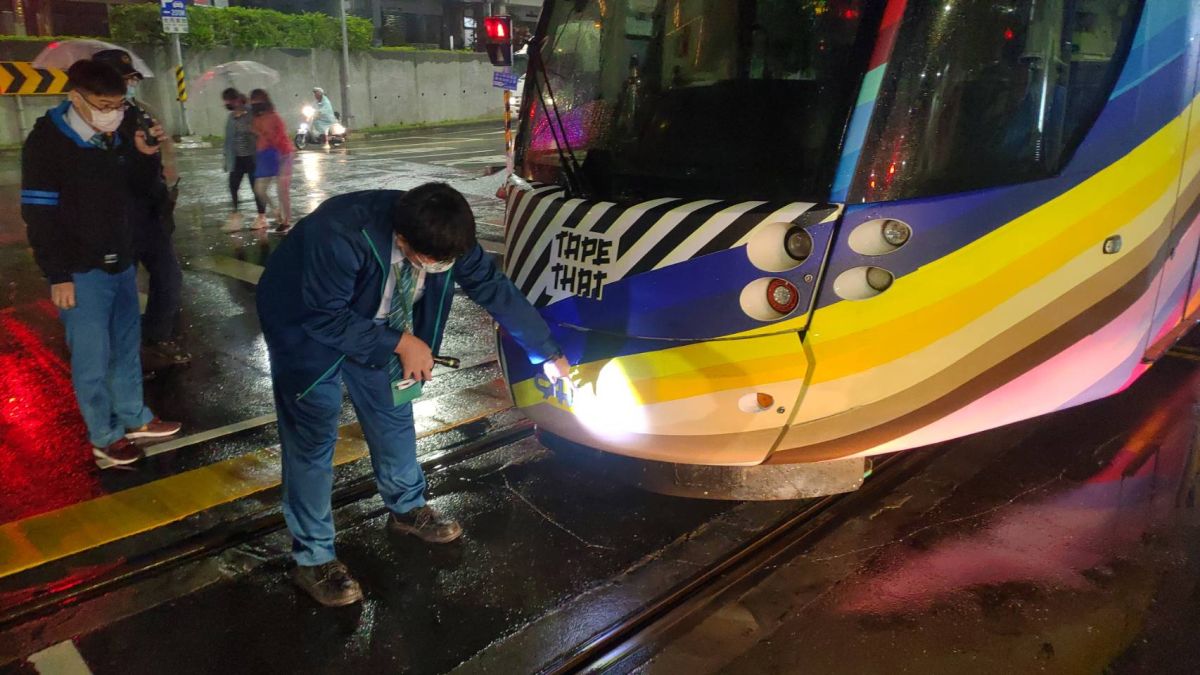 ▲輕軌列車於大公路口遭一輛電動自行車擦撞，車頭有局部損傷。（圖／高捷公司提供）