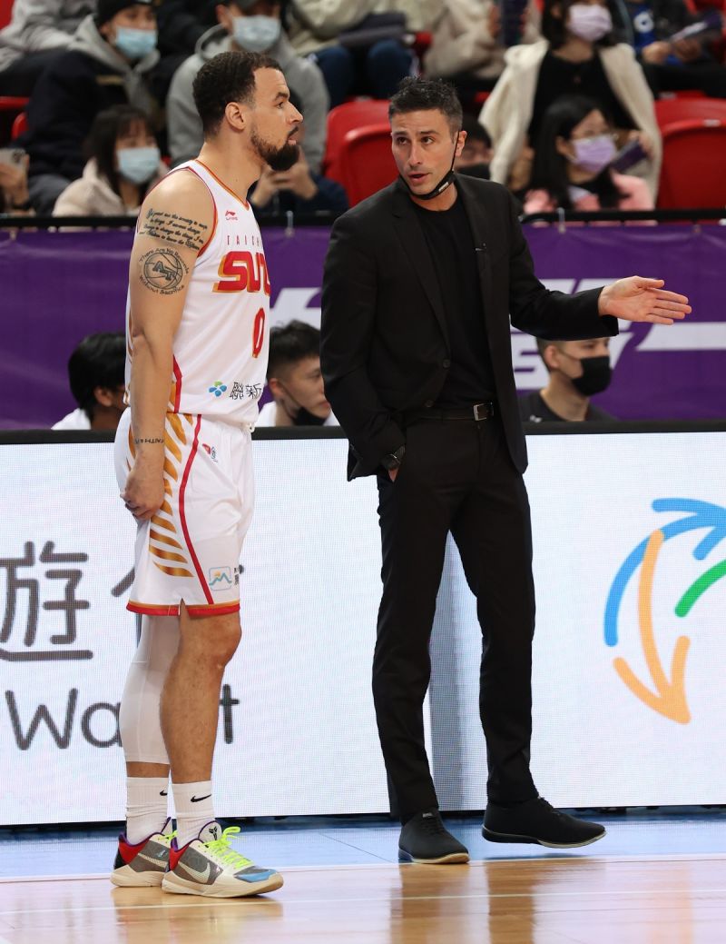 ▲T1台中太陽塔克（左）、太陽總教練卡米諾斯（Iurgi Caminos）。（圖／臺中太陽提供）