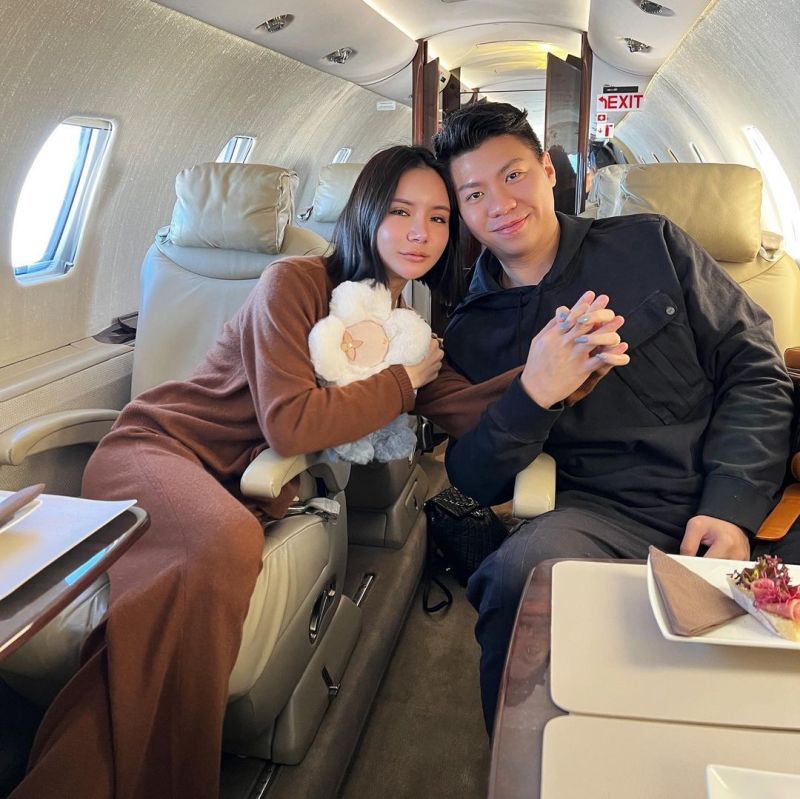 ▲林慧俐(左)和未婚夫近年來常搭私人飛機到處旅遊。翻攝林慧俐IG
