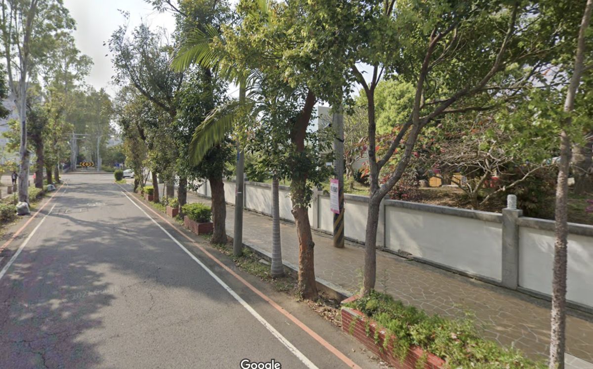 ▲移工行經竹南鎮頂埔國小旁的道路不慎自撞路樹。（圖／翻攝自google map）