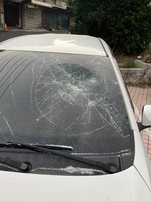 ▲車輛的擋風玻璃都被砸破。（圖／翻攝畫面）