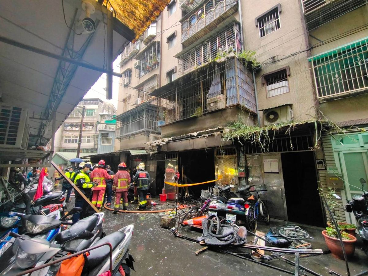 板橋民宅疑瓦斯氣爆！驚悚爆炸聲響　女慘成焦屍、釀2傷
