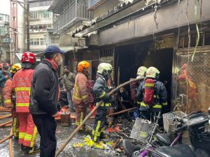▲板橋民宅疑瓦斯氣爆，釀1死2傷。（圖／翻攝畫面）