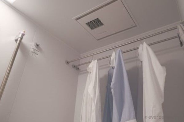 ▲在浴室曬衣服時，可將衣服掛在烘乾機出風口處。（圖／翻攝自《コジカジ》）
