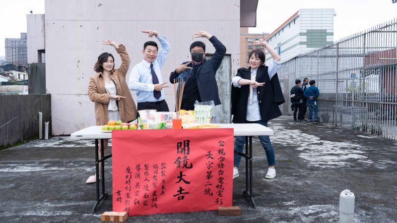 ▲《天字第二號》導演吳宗叡(右二),偕演員馬力歐(左二)、郁方(右一)、李亦捷(左一)一同開鏡,俏皮地用人形比出天字,手比YA表示2號。(圖/公視台語台提供)