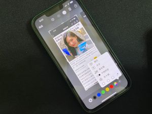 ▲iPhone可在圖片編輯的地方點選「放大鏡」後再選擇「不透明度」，就能把放大鏡圈選外的範圍變成不透明。（圖／記者周淑萍攝）