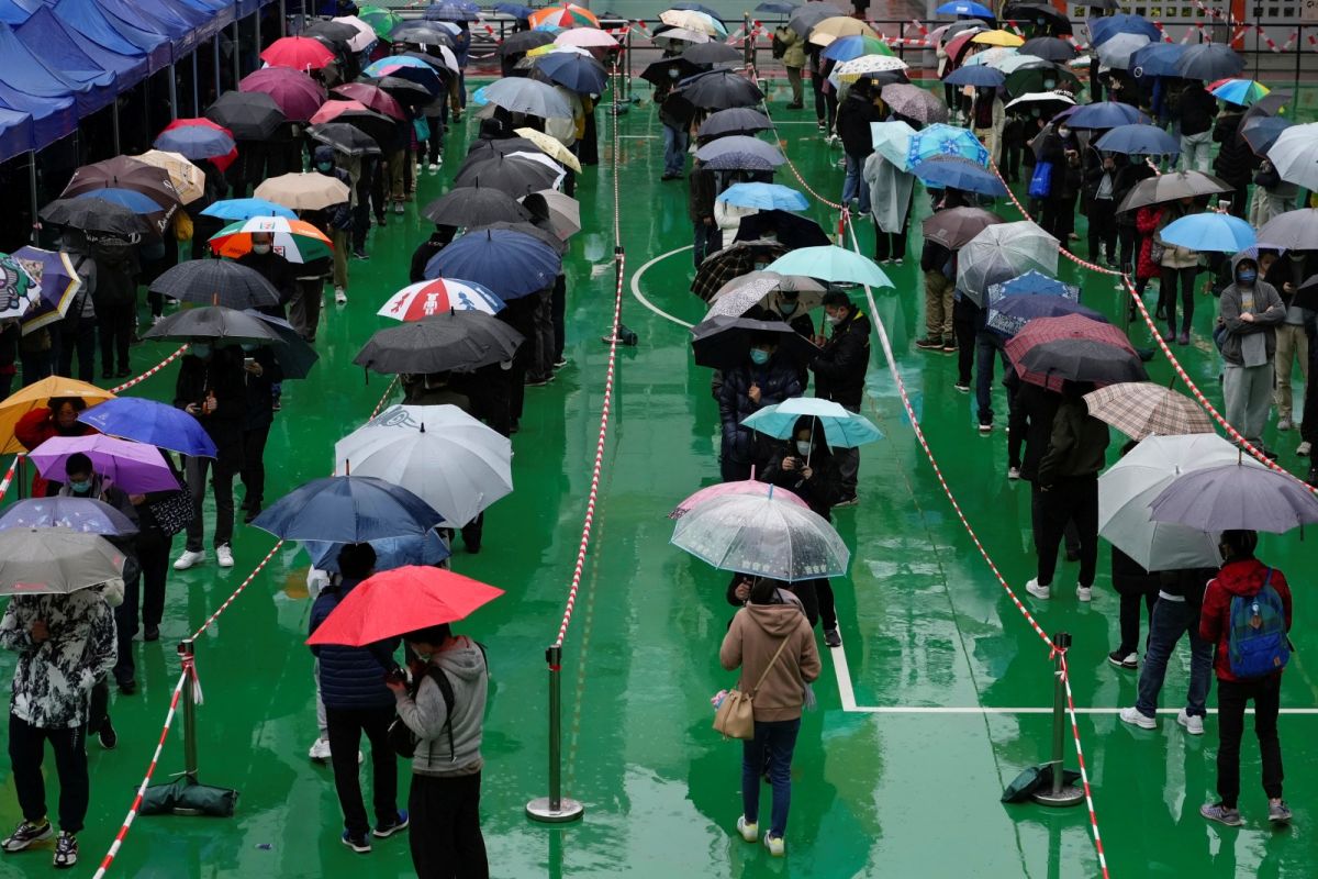 ▲香港爆發第5波新冠疫情，醫療設施不堪重負。圖為香港民眾雨中排隊接受檢測。（圖／美聯社／達志影像）