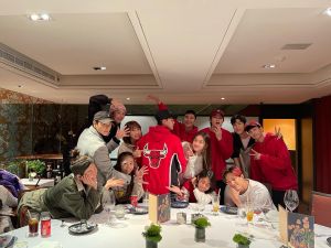 ▲▼江宏傑與親友大合照，度過難忘又溫馨的生日。（圖／江宏傑臉書）