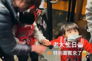 ▲江宏傑雙親及小孩現身。（圖／red_fireeeeee IG）