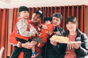 ▲江宏傑與爸媽、兒女留影。（圖／red_fireeeeee IG）