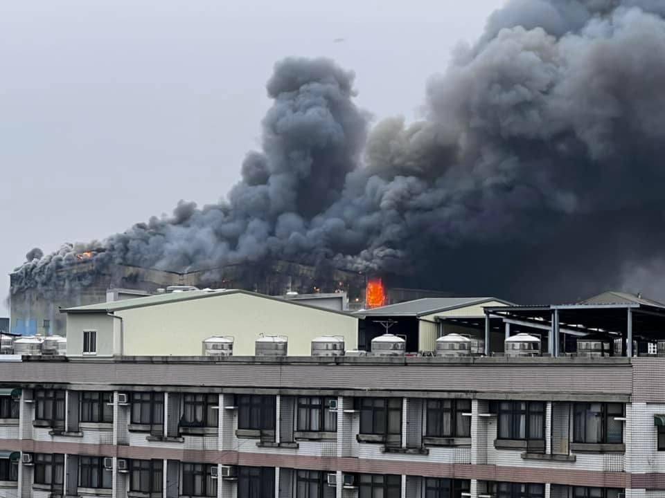 ▲嘉義民雄工業區工廠起火，濃煙直竄天際。（圖／翻攝畫面）