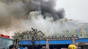 ▲嘉義民雄工業區工廠起火，濃煙直竄天際。（圖／翻攝畫面）