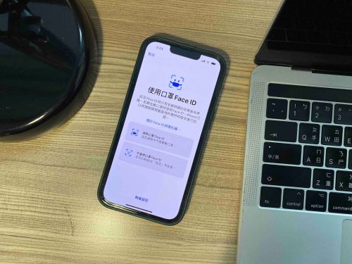 ▲iOS 15.4 最大亮點為支援口罩Face ID 解鎖，實際體驗解鎖相當順暢。(圖/記者周淑萍攝)