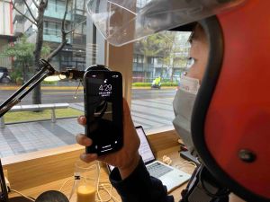 實際戴上安全帽、口罩進行解鎖,依舊秒開,效果令人滿意。(圖/記者周淑萍攝) ▲iOS 15.4 支援口罩Face ID解鎖,實際戴上安全帽、口罩測試,依舊秒開解鎖,效果令人滿意。(圖/記者周淑萍攝)