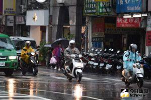 ▲近期台灣遇到受到華南雲雨區影響，氣溫低加上雨下不停，對機車族更是一大考驗。（圖／NOWNews影像中心）