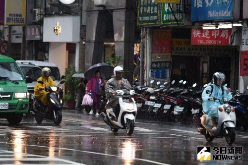 ▲颱風軒嵐諾接近台灣，北部地區下午風雨轉強，台北市、新北市、基隆市預計今晚（2日）10點，宣布明天是否停班停課（示意圖／NOWNews影像中心）