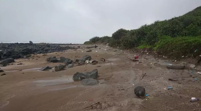 ▲台東通緝犯跑到三芝海邊露營，沒注意很難注意到有帳篷。（圖／翻攝畫面）