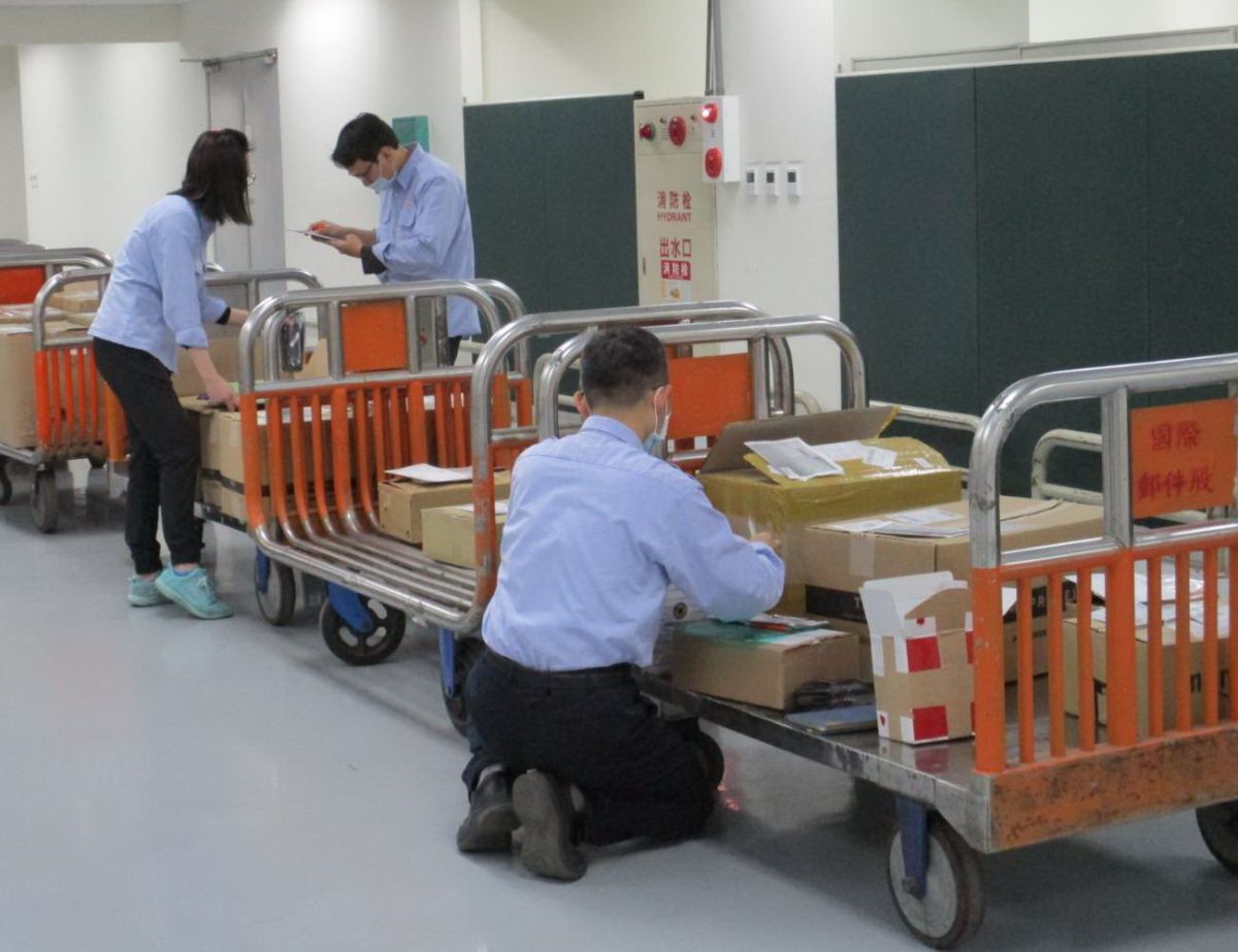 ▲台北關「空運快遞異常資訊揭露系統」日前上線，媒體報導因人力減少延誤出貨，導致不少貨物放置戶外遭雨淋毀損，對此，台北關澄清「並非實情」。(示意圖／NOWnews資料照)