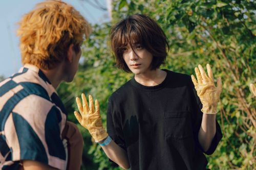 ▲《村裡來了個暴走女外科》蔡淑臻直接在路邊做鑽顱手術,專業之餘帶點瘋狂。(圖/牽猴子提供) ▲《村裡來了個暴走女外科》蔡淑臻直接在路邊做鑽顱手術,專業之餘帶點瘋狂。(圖/牽猴子提供)