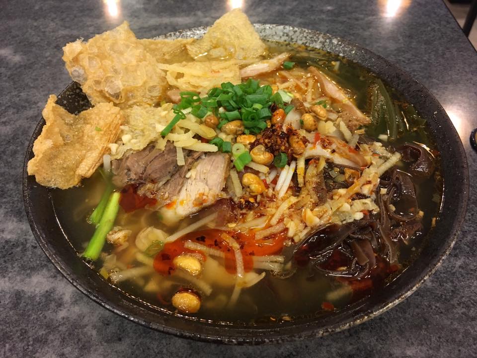 ▲螺螄粉聞起來臭、吃起來香，深受不少民眾熱愛，也世界上十大臭食物之一，常見配料有酸筍、木耳、花生、油炸腐竹等。（圖／NOWnews資料照片，民眾提供）