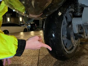 ▲下雨騎車前，應檢查輪胎胎紋避免打滑。(圖/記者周淑萍攝)