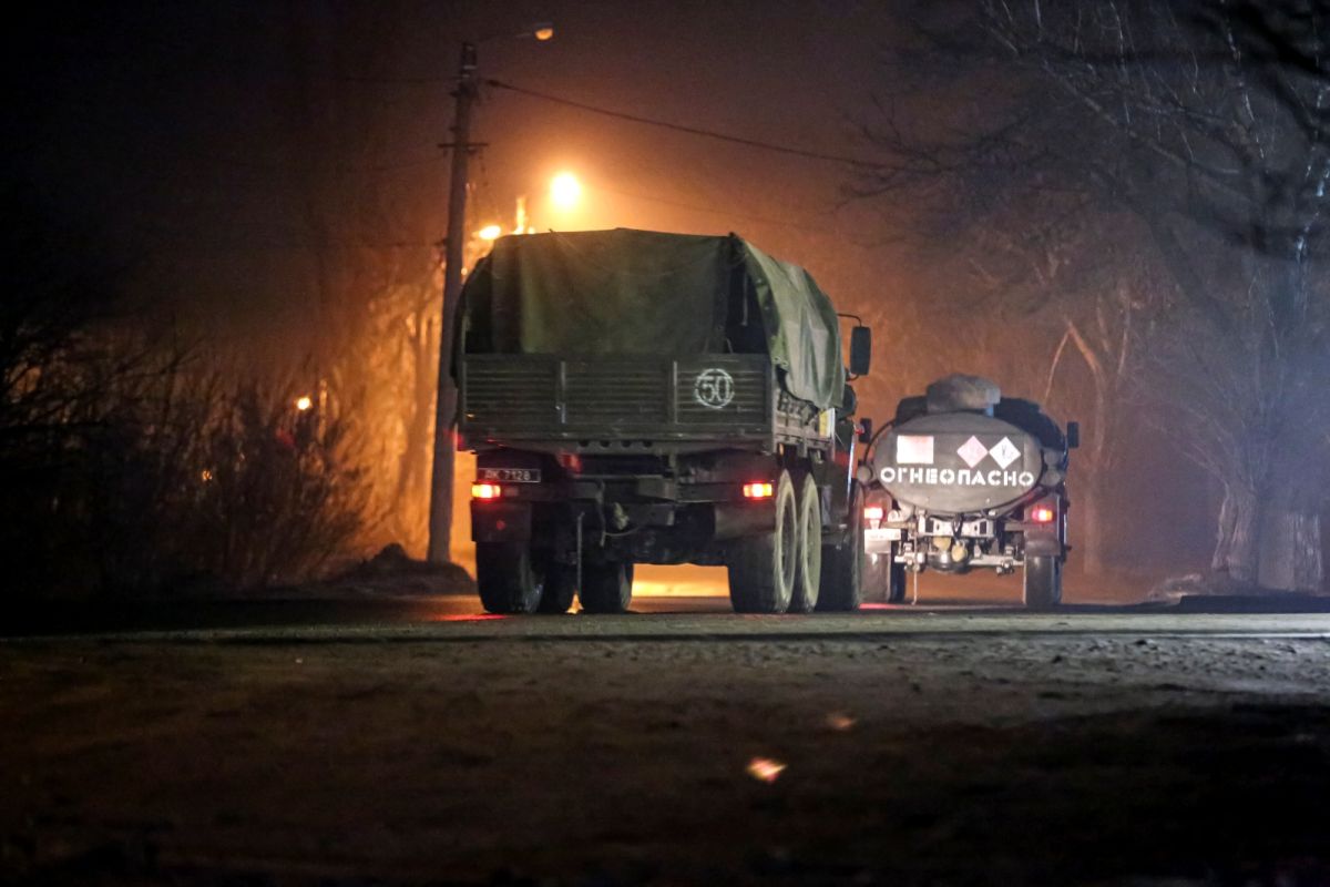 俄軍開火！烏克蘭空襲警報四起　基輔公民躲地鐵避難

