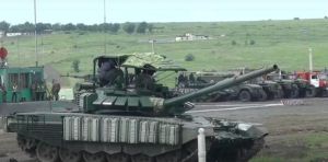 ▲為防範反裝甲飛彈襲擊，俄軍駐紮在克里米亞的T80戰車車頂裝上柵欄防護。（圖／翻攝自YouTube截圖）