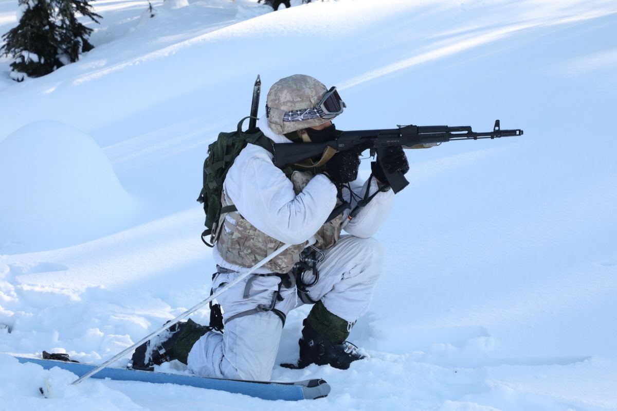 ▲俄羅斯總統蒲亭派軍展開軍事行動後，有俄羅斯媒體報導指出烏克蘭前線士兵「放下武器」準備撤離陣地。（圖／俄羅斯國防部）