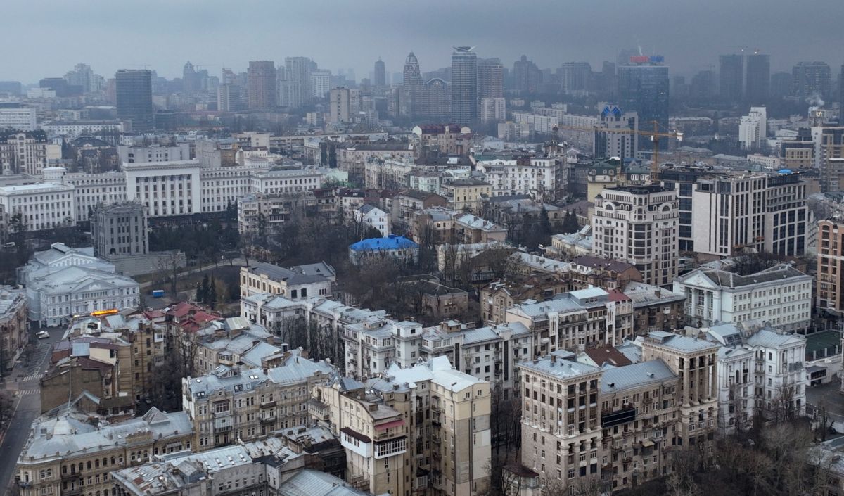 ▲烏克蘭總統澤倫斯基宣佈全國實施戒嚴，圖為籠罩在戰爭陰影下的基輔。（圖／美聯社／達志影像）