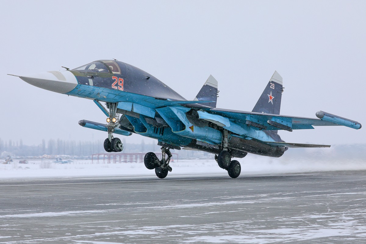 ▲俄羅斯總統蒲亭下令在烏克蘭進行「特別軍事行動」，烏克蘭基輔等大城市已受俄軍攻擊。圖為俄國空軍Su-34戰機。（圖／俄羅斯國防部）