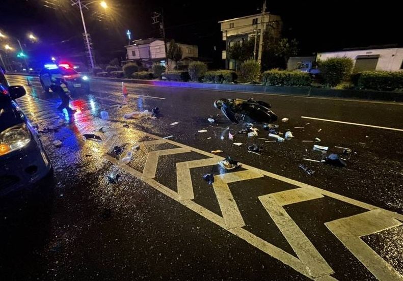 ▲女騎士反應不及撞上小貨車身亡。（圖／翻攝畫面）