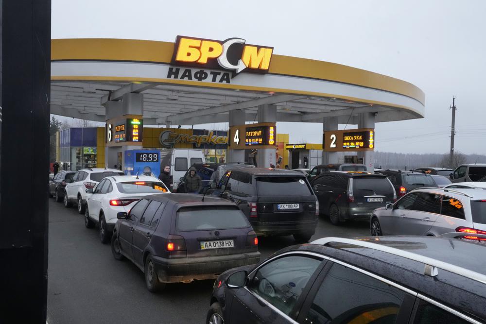 影／俄軍進攻！烏克蘭爆逃難潮　加油站、ATM大排長龍

