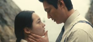 ▲金敏荷(左)飾演女主角「順慈」年輕時期,尹汝貞飾演年老的順慈。(圖/Apple TV+) ▲金敏荷(左)飾演女主角「順慈」年輕時期,尹汝貞飾演年老的順慈。(圖/Apple TV+)