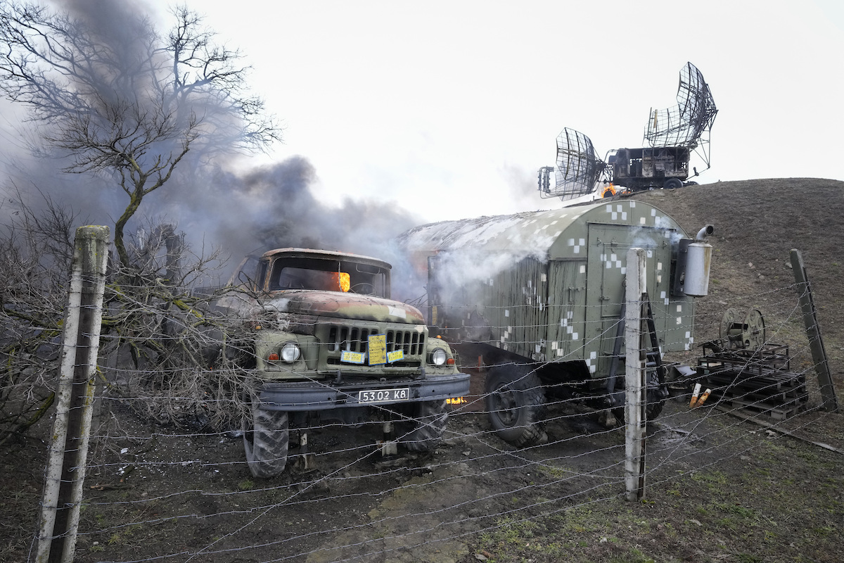▲俄羅斯出兵烏克蘭，圖為遭到襲擊受損的烏克蘭軍事設施。（圖／美聯社／達志影像）