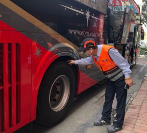 ▲交通部公路總局高雄市區監理所人員到各客運場站督導防疫及疏運整備情形。(圖／記者黃守作攝，2022.02.24)