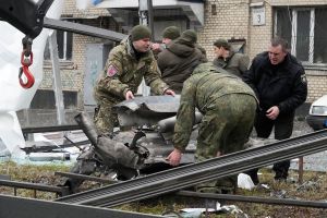 ▲俄羅斯對烏克蘭發動軍事行動。圖為烏克蘭軍人在首都基輔收拾導彈的殘骸。（圖／美聯社／達志影像）