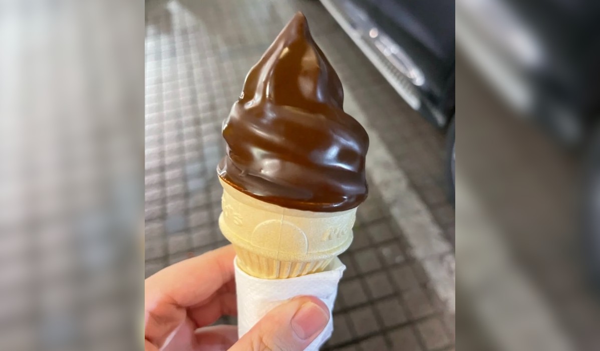 ▲很多民眾都不知道，麥當勞有推出「冰心雪糕」，可以用蛋捲冰淇淋裹上脆皮巧克力醬。（圖／取自小紅書）