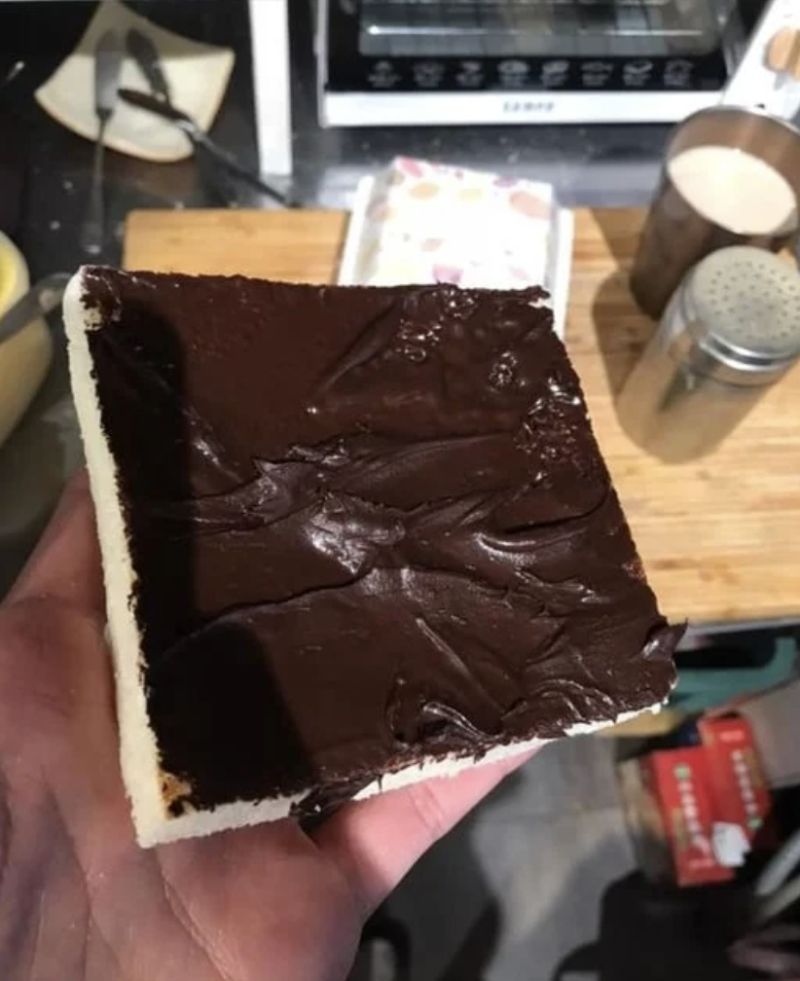 ▲網友分享自己製作巧克力吐司的模樣,大爆滿的醬料引發網友朝聖。(圖/Dcard)