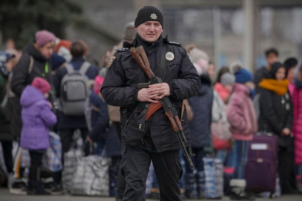 ▲烏克蘭形勢不容樂觀，當局已下令禁止18至60歲的男性公民離境。圖為基輔街頭的員警。（圖／美聯社／達志影像）