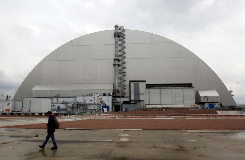 ▲烏克蘭北部車諾比核電廠約百名人員在武裝警衛戒護下維護電廠，他們身心俱疲，毀損反應爐安全引發疑慮。（圖／美聯社／達志影像）