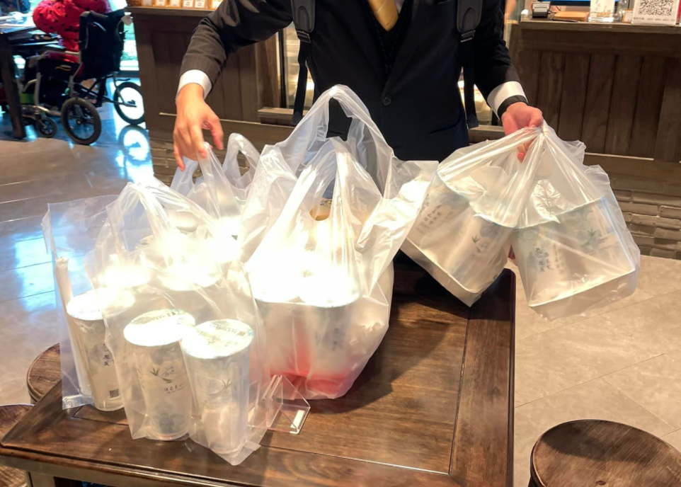 竹北最貴飲料1杯385元！他「豪撒萬元」請30人喝：就是爽
