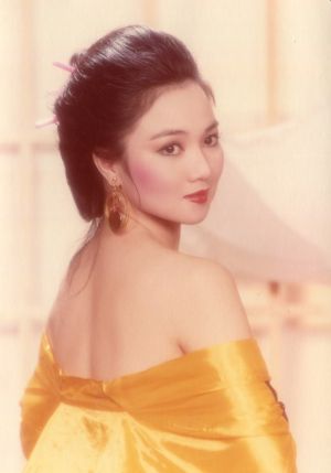 ▲白冰冰露出白皙美背。(圖/中視提供) ▲白冰冰露出白皙美背。(圖/中視提供)