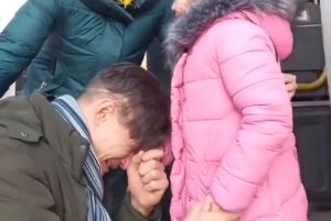 ▲一名烏克蘭爸爸準備上戰場，抱著女兒大哭道別，畫面曝光後也讓網友們不禁鼻酸，紅了眼眶。（圖／翻攝自推特@WUTangKids）