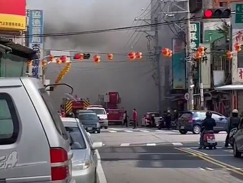 快訊／台中寵物醫院火警　濃煙密布警消大批人力馳援
