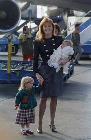 ▲莎拉王妃與安德魯王子育有2名公主。攝於1990年7月底。（圖／美聯社／達志影像）