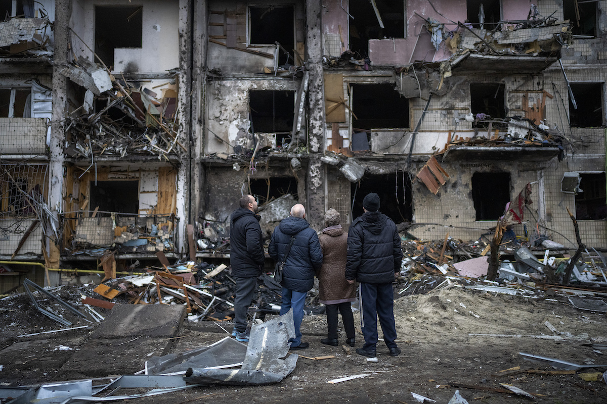 ▲烏克蘭面臨戰火。圖為烏克蘭民眾看著被火箭轟炸的基輔的建築物。（圖／美聯社／達志影像）