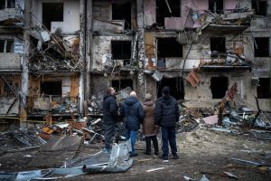 ▲圖為烏克蘭民眾看著被火箭轟炸的基輔的建築物。（圖／美聯社／達志影像）