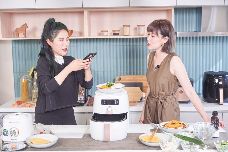 ▲丹妮婊姐參加李懿主持的家事訪談節目。（圖／台灣飛利浦提供）