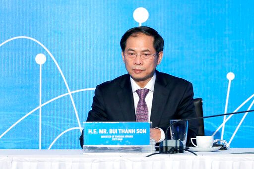幫阮春福訪星國鋪路 越南外長裴青山:越南投資環境棒